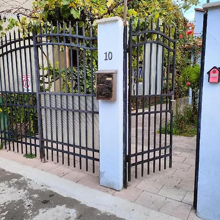 Ivavev Is Us Bythesea Konukevi